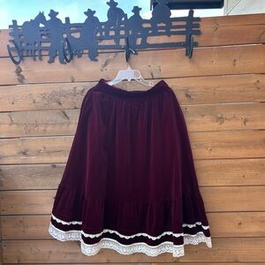 282.Jessica’s Gunnies San Francisco
Vintage Burgundy Velvet Midi Skirt